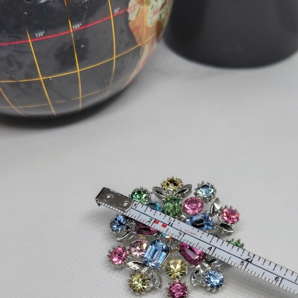 Beautiful Lisner Pastel Brooch - Picture 5 of 5